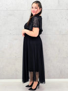 Elegancka sukienka XXL z cekinową górą i plisowanym dołem – wyjątkowa kolekcja plus size Stylowa XL