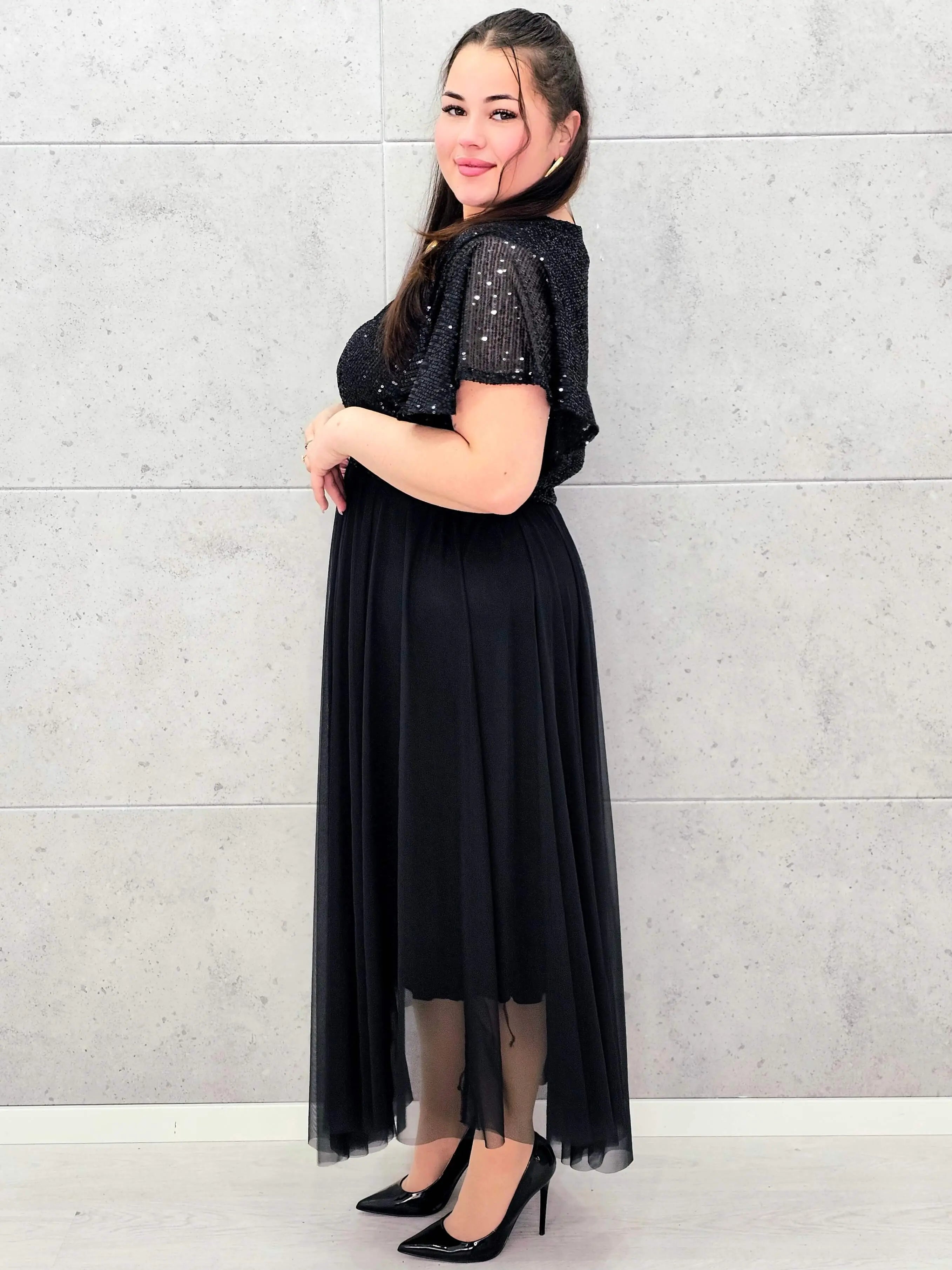 Elegancka sukienka XXL z cekinową górą i plisowanym dołem – wyjątkowa kolekcja plus size Stylowa XL