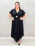 Elegancka sukienka XXL z cekinową górą i plisowanym dołem – wyjątkowa kolekcja plus size Stylowa XL