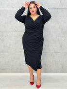 Elegancka sukienka plus size z drapowaniem – bordowa i czarna midi - Stylowa XL