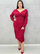 Elegancka sukienka plus size z drapowaniem – bordowa i czarna midi - Stylowa XL
