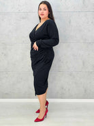 Elegancka sukienka plus size z drapowaniem – bordowa i czarna midi - Stylowa XL