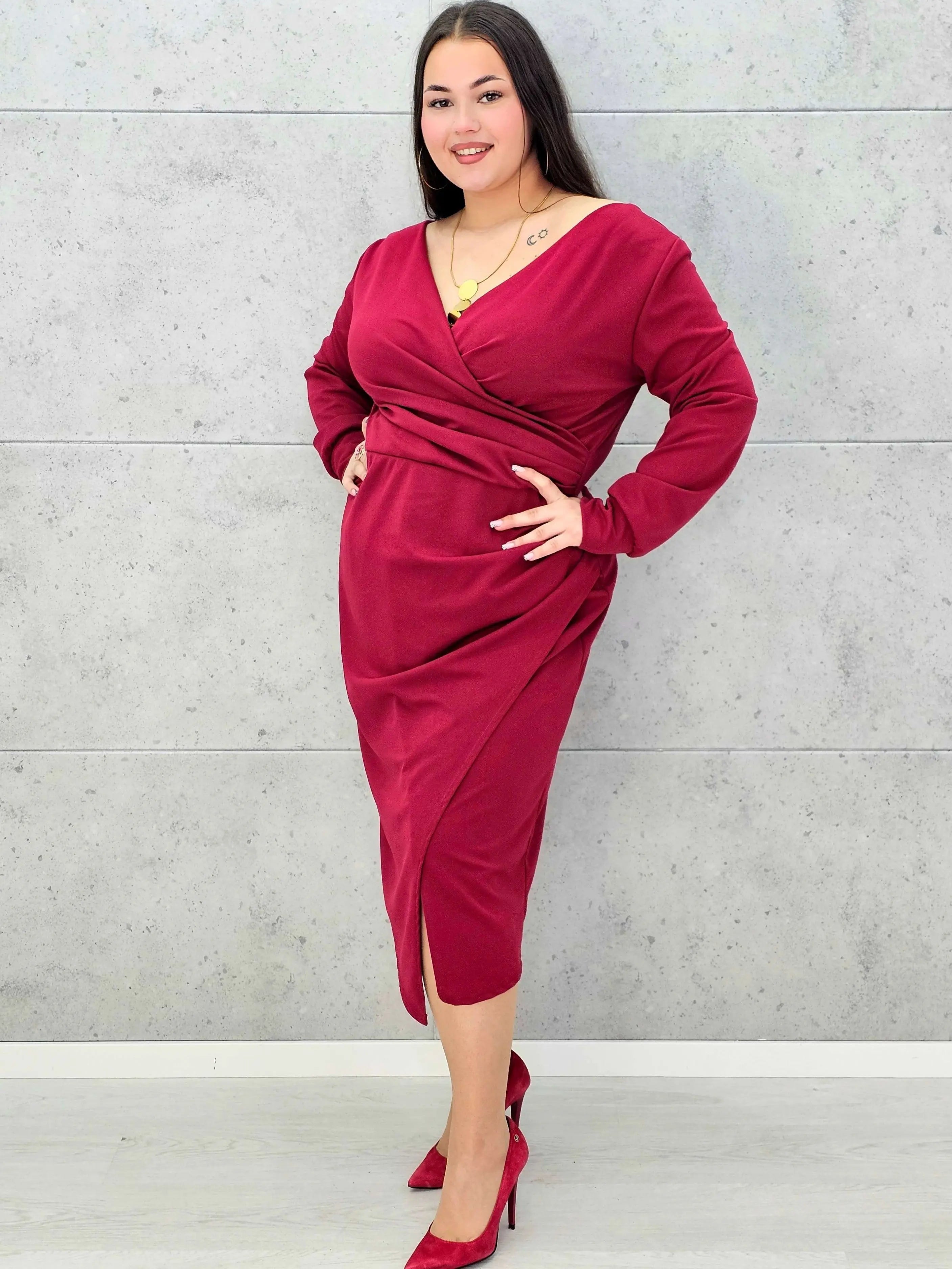Elegancka sukienka plus size z drapowaniem – bordowa i czarna midi - Stylowa XL