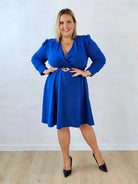 Elegancka sukienka plus size z kopertowym dekoltem i ozdobnym paskiem Stylowa XL