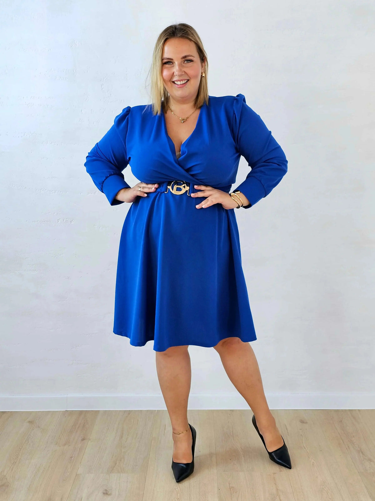Elegancka sukienka plus size z kopertowym dekoltem i ozdobnym paskiem Stylowa XL