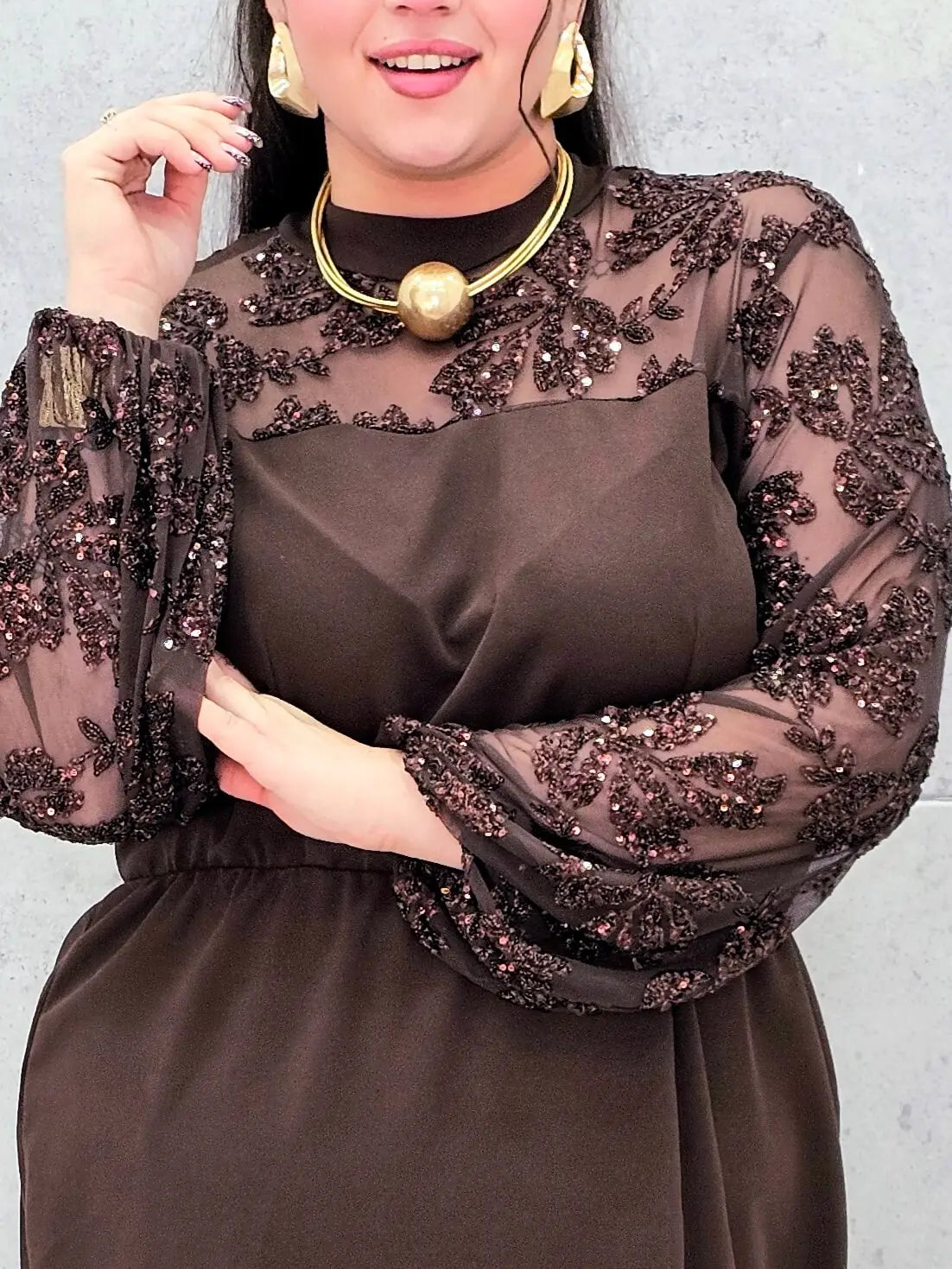 Elegancka sukienka plus size z koronką i cekinami – wyjątkowa propozycja na wielkie wyjścia Stylowa XL