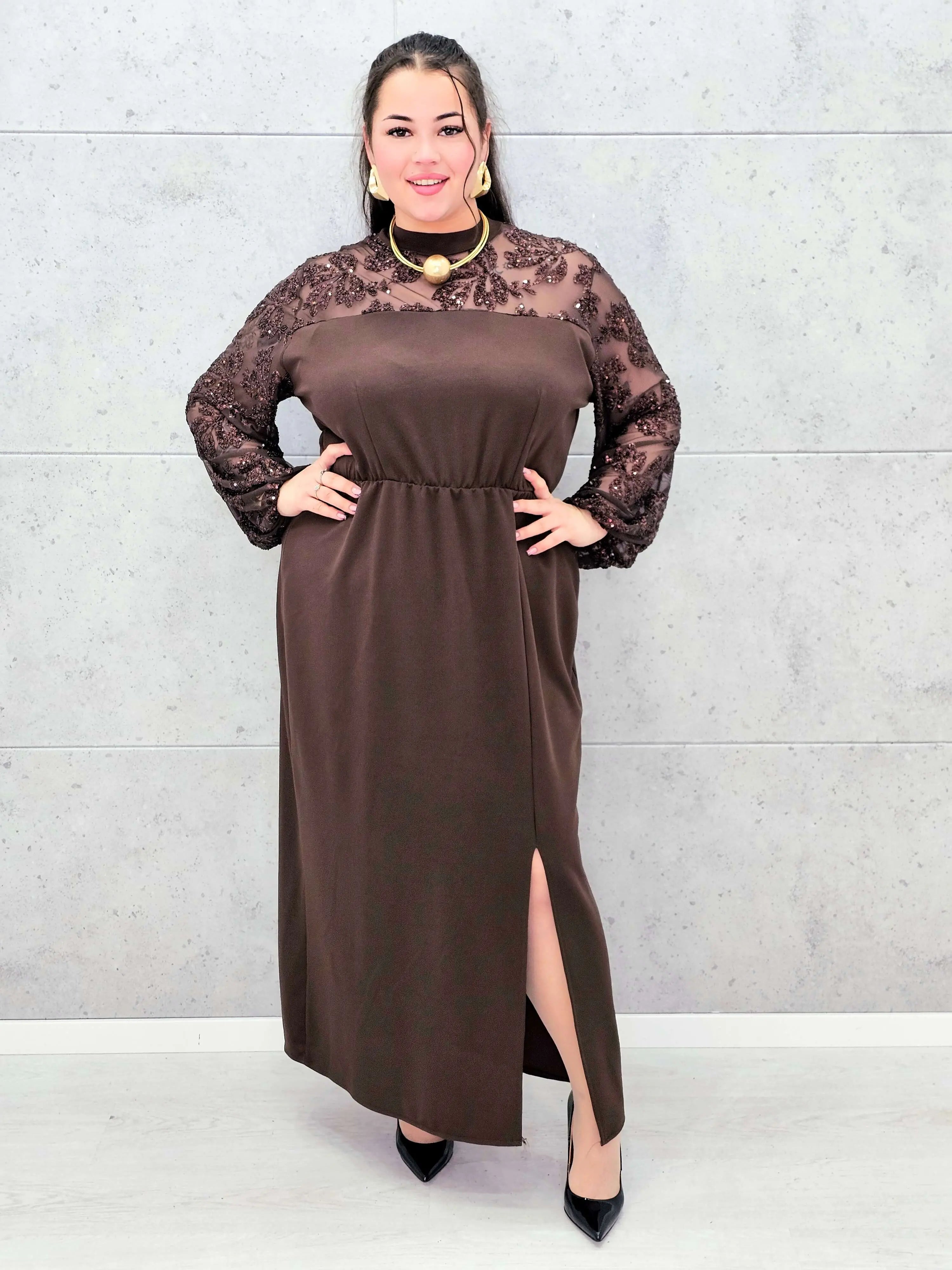 Elegancka sukienka plus size z koronką i cekinami – wyjątkowa propozycja na wielkie wyjścia Stylowa XL