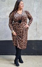 Elegancka sukienka w lamparci wzór z kwiatowym akcentem Stylowa XL