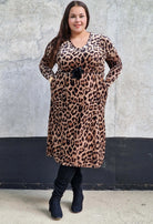 Elegancka sukienka w lamparci wzór z kwiatowym akcentem Stylowa XL