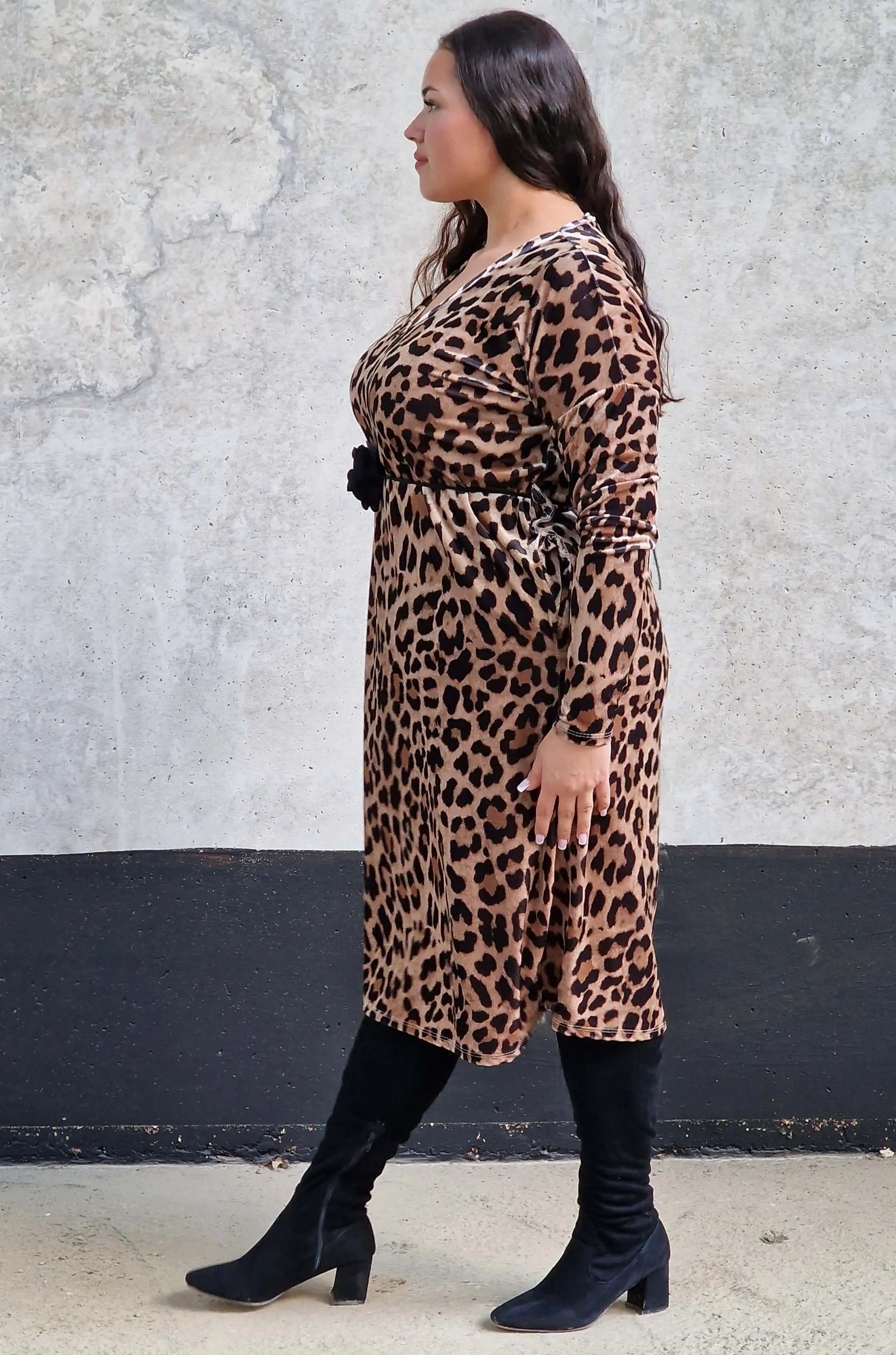 Elegancka sukienka w lamparci wzór z kwiatowym akcentem Stylowa XL