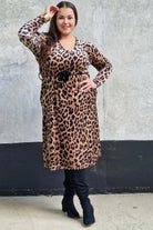 Elegancka sukienka w lamparci wzór z kwiatowym akcentem Stylowa XL