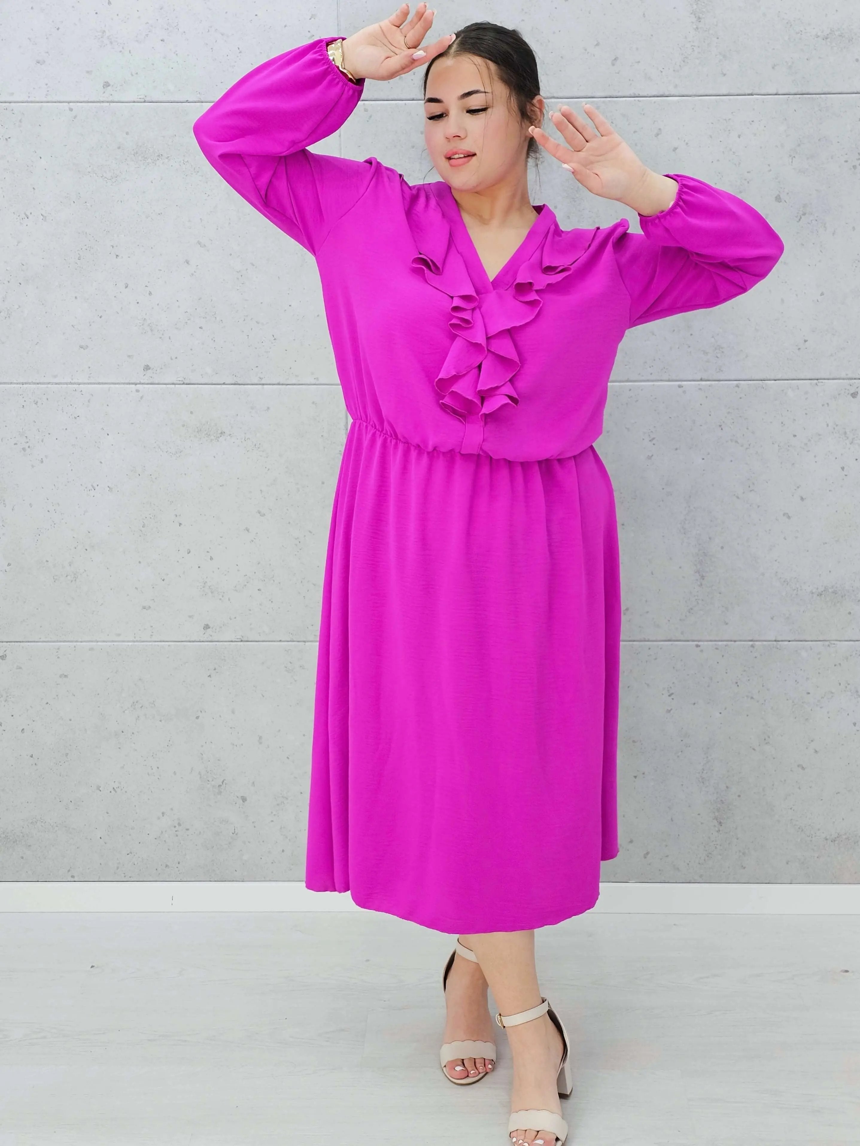 Elegancka sukienka z żabotem  w kolorach Stylowa XL