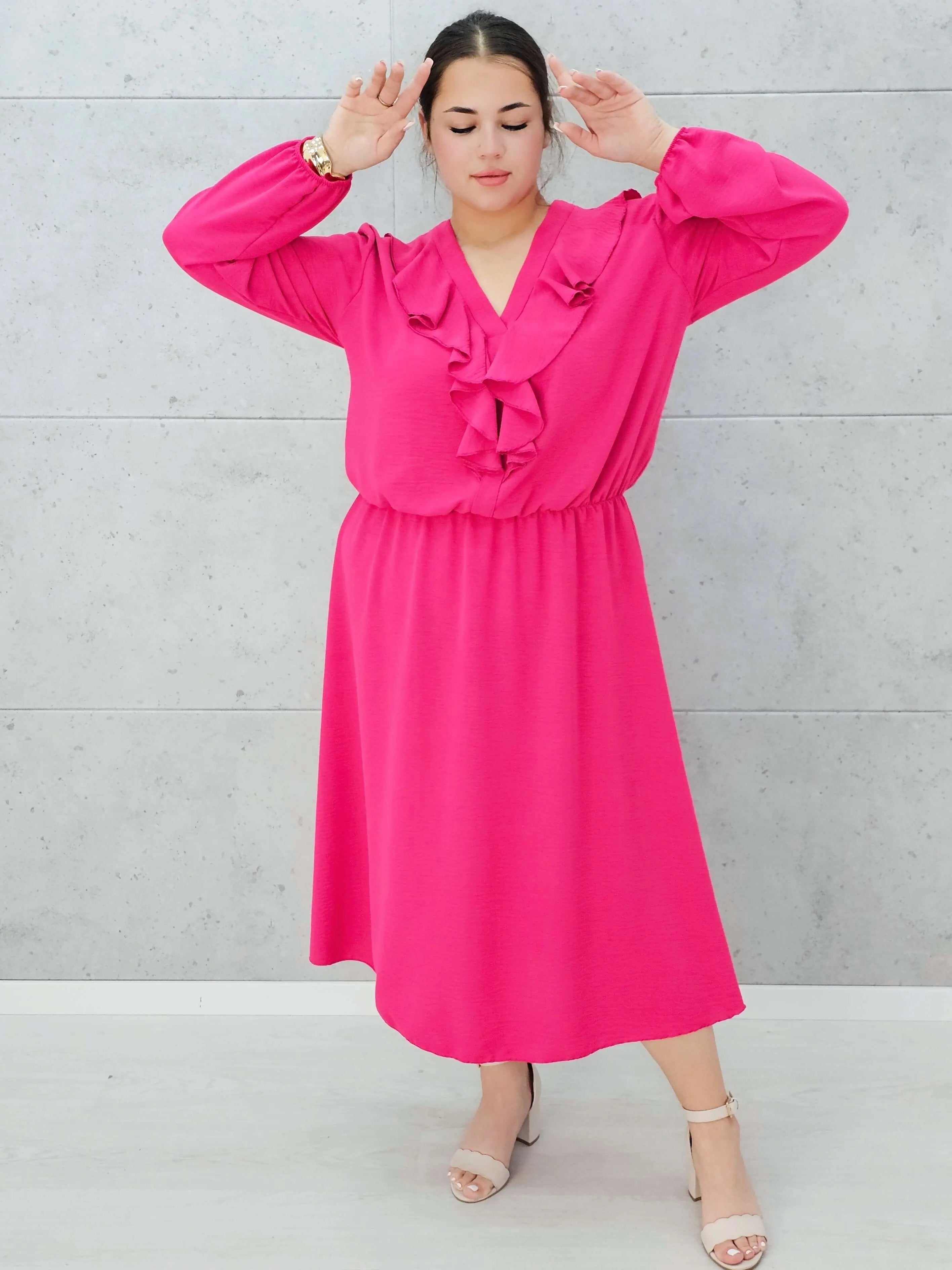 Elegancka sukienka z żabotem  w kolorach Stylowa XL