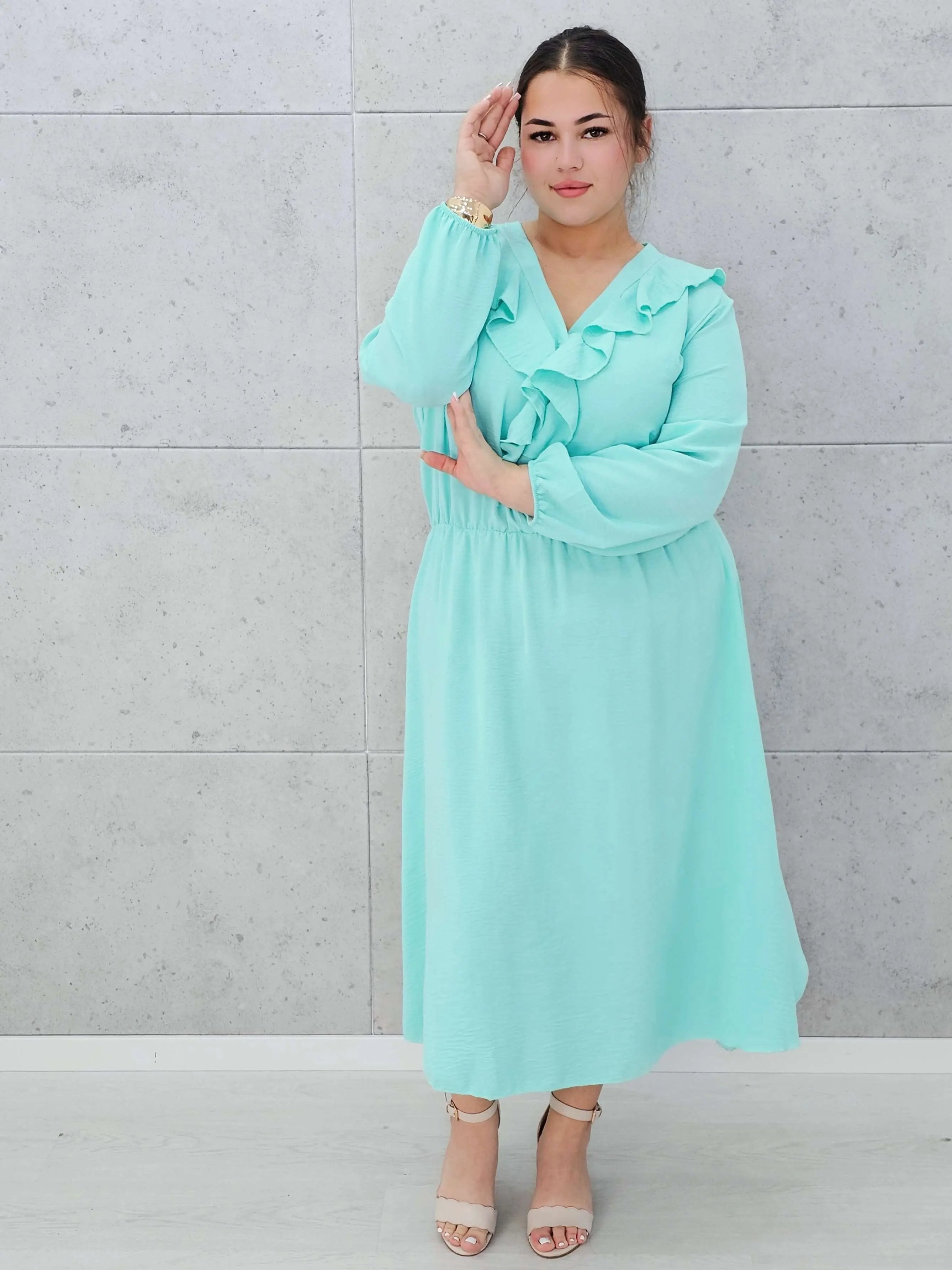 Elegancka sukienka z żabotem  w kolorach Stylowa XL