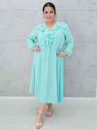 Elegancka sukienka z żabotem  w kolorach Stylowa XL