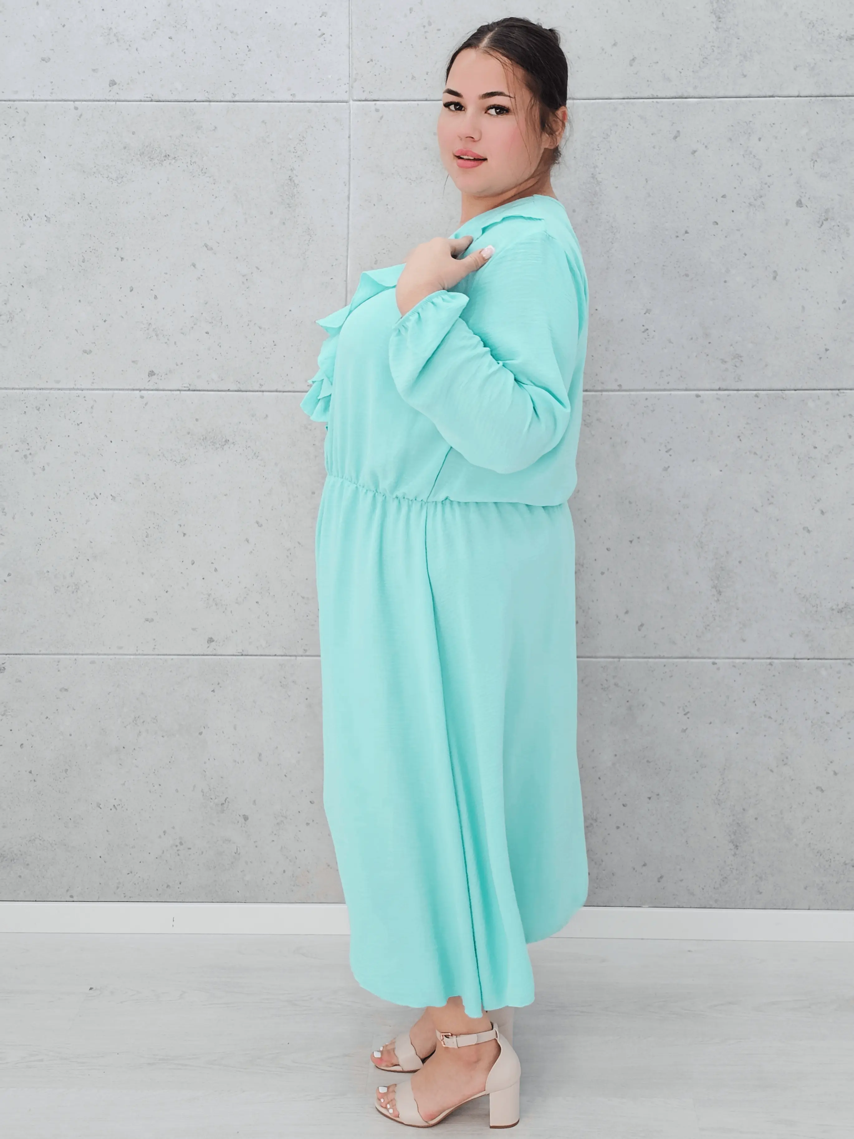 Elegancka sukienka z żabotem  w kolorach Stylowa XL