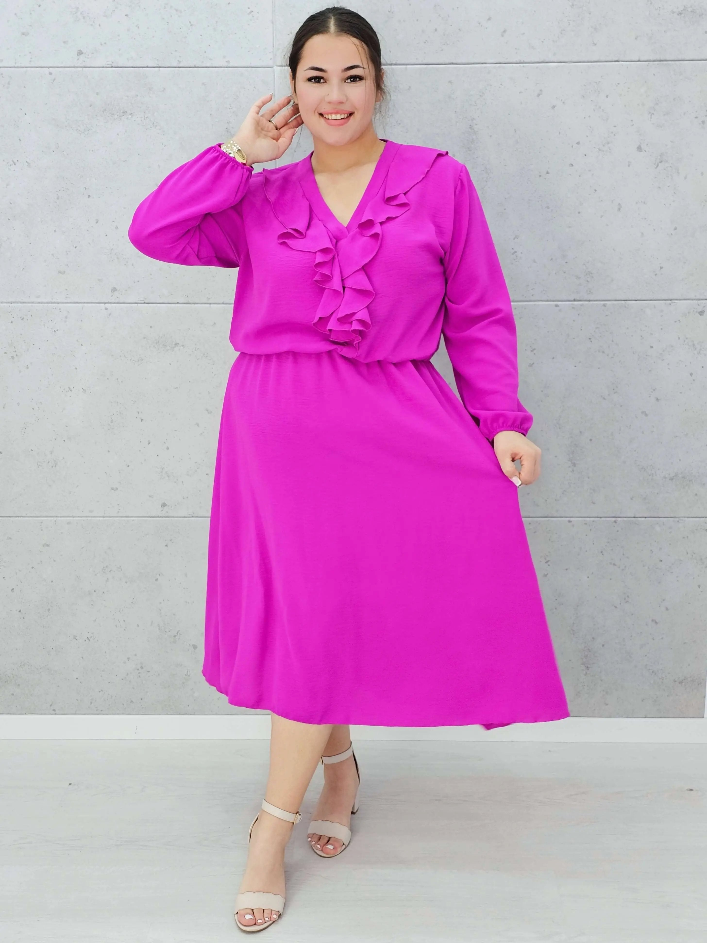 Elegancka sukienka z żabotem  w kolorach Stylowa XL