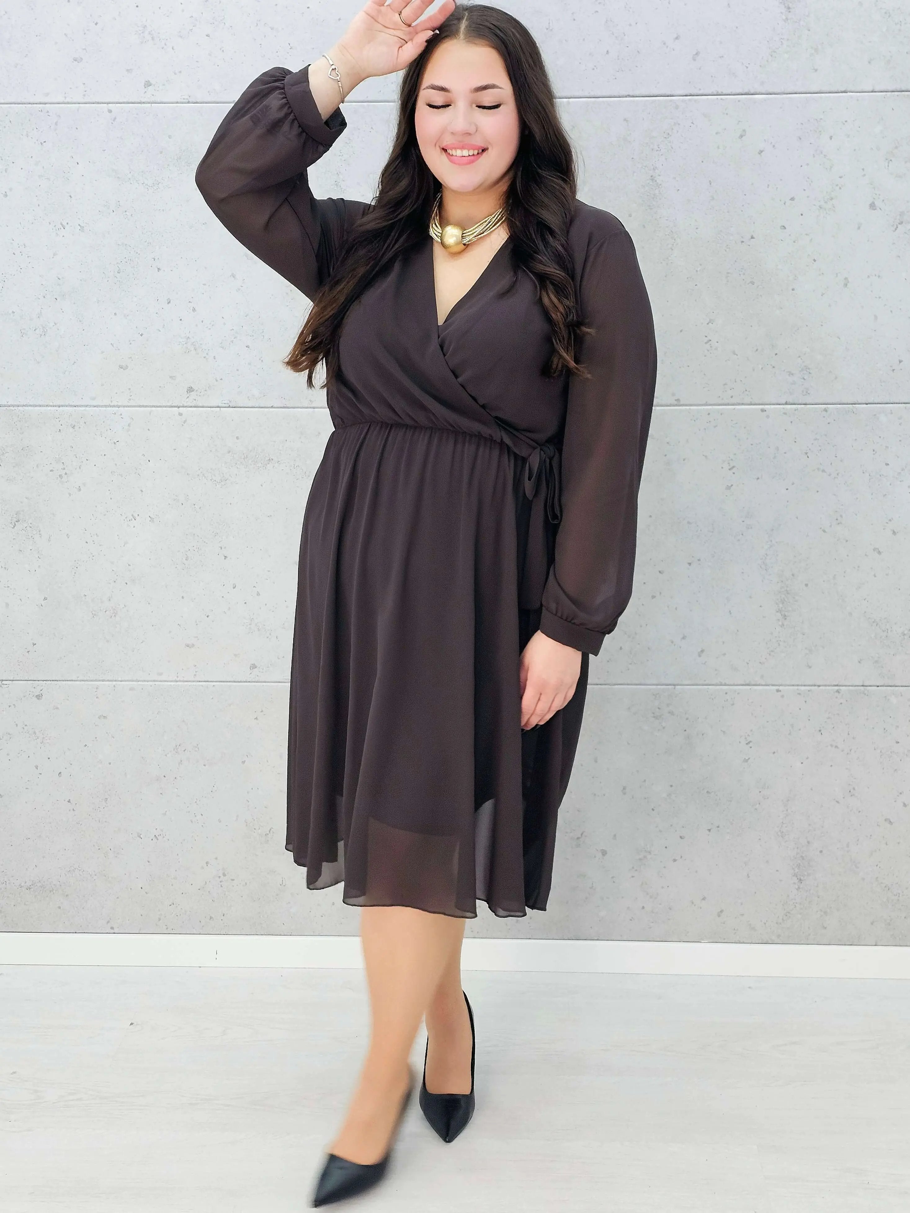 Elegancka szyfonowa sukienka plus size midi z kopertowym dekoltem Stylowa XL