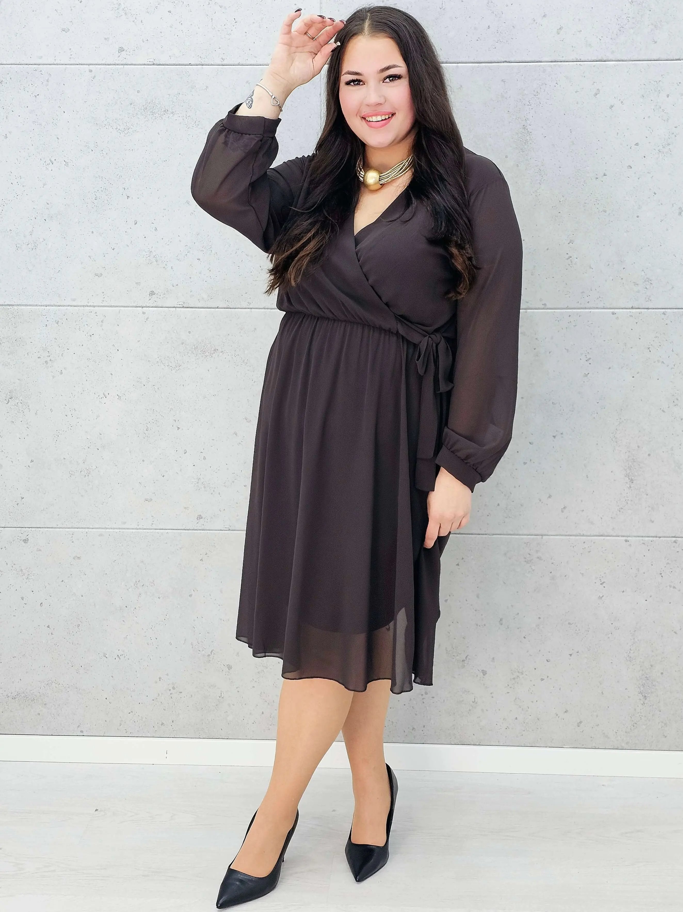 Elegancka szyfonowa sukienka plus size midi z kopertowym dekoltem Stylowa XL