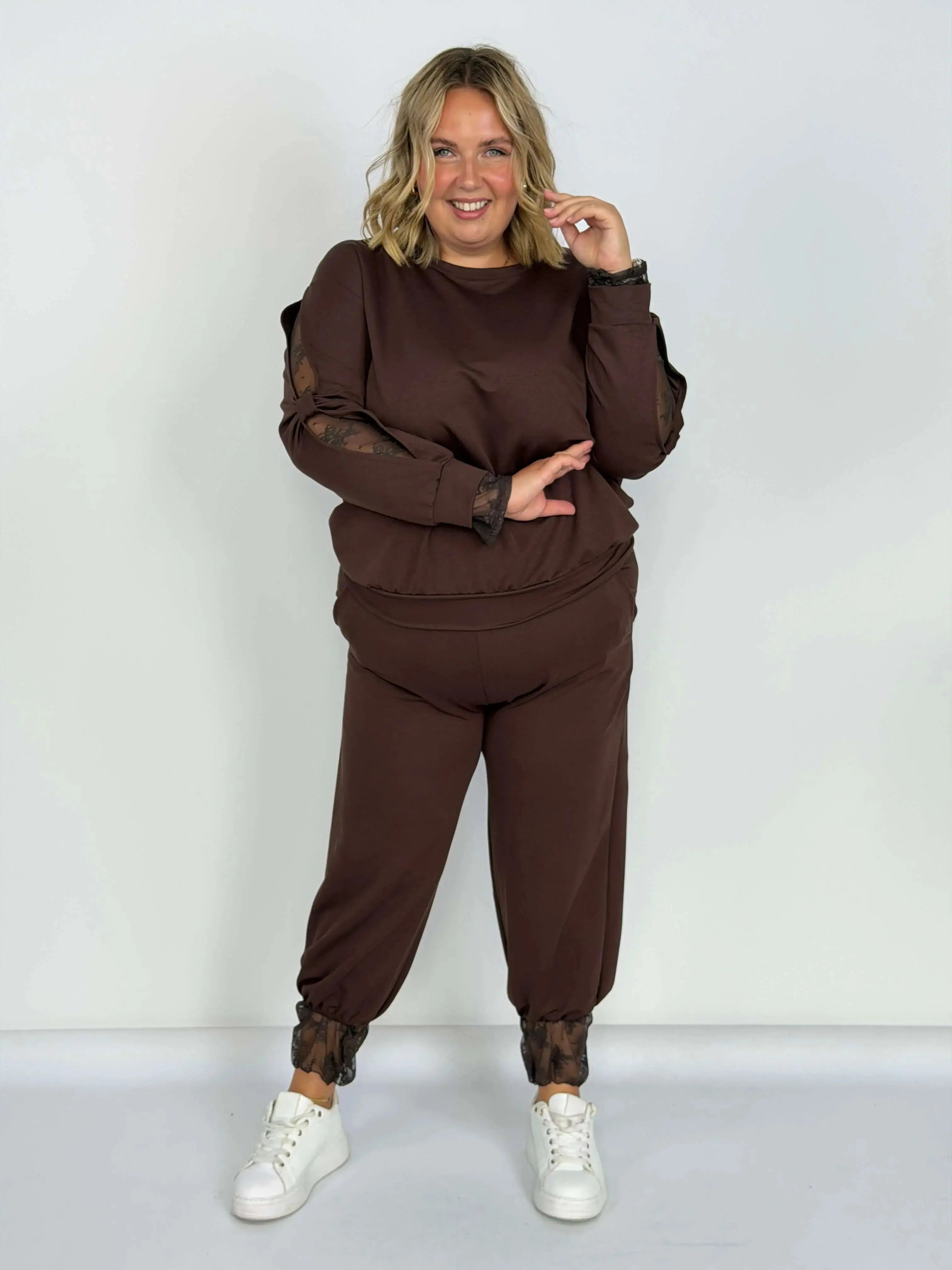 Elegancki komplet dresowy Plus Size z koronkowymi wstawkami - dwa kolory Stylowa XL