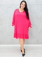 Fuksjowa sukienka plus size z falbaną – kobieca i pełna energii Stylowa XL Stylowa XL