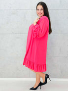 Fuksjowa sukienka plus size z falbaną – kobieca i pełna energii Stylowa XL Stylowa XL