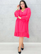 Fuksjowa sukienka plus size z falbaną – kobieca i pełna energii Stylowa XL Stylowa XL