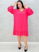 Fuksjowa sukienka plus size z falbaną – kobieca i pełna energii Stylowa XL Stylowa XL