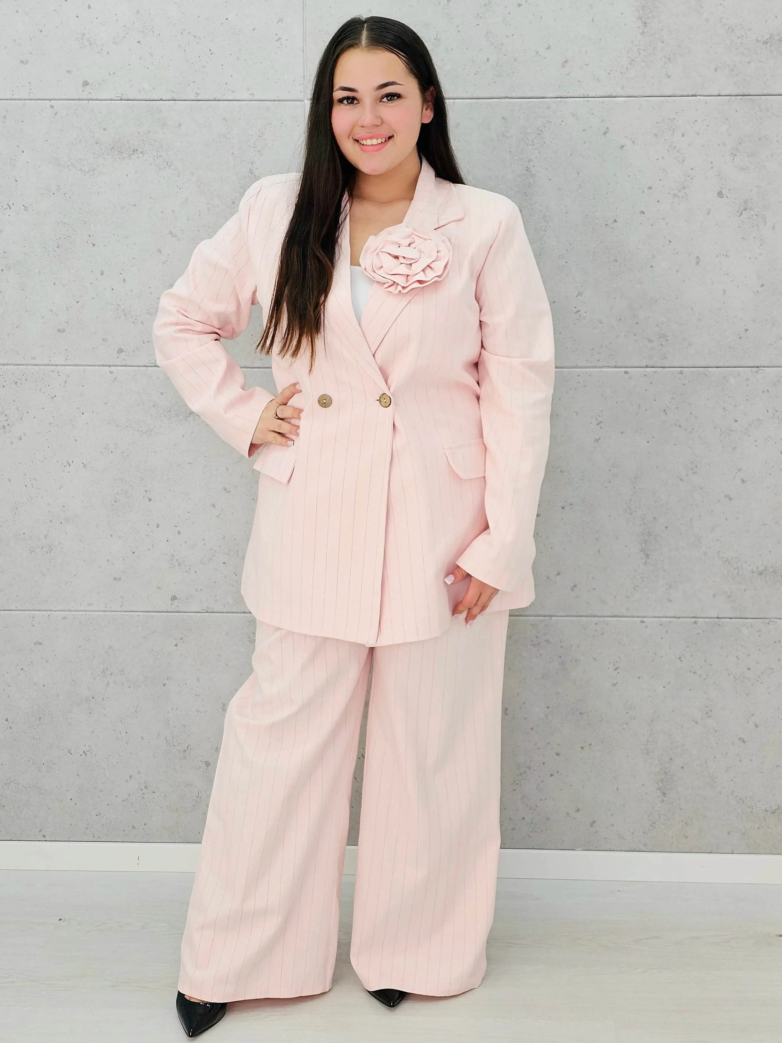 Garnitur damski w paski z ozdobną broszką - trzy kolory Stylowa XL