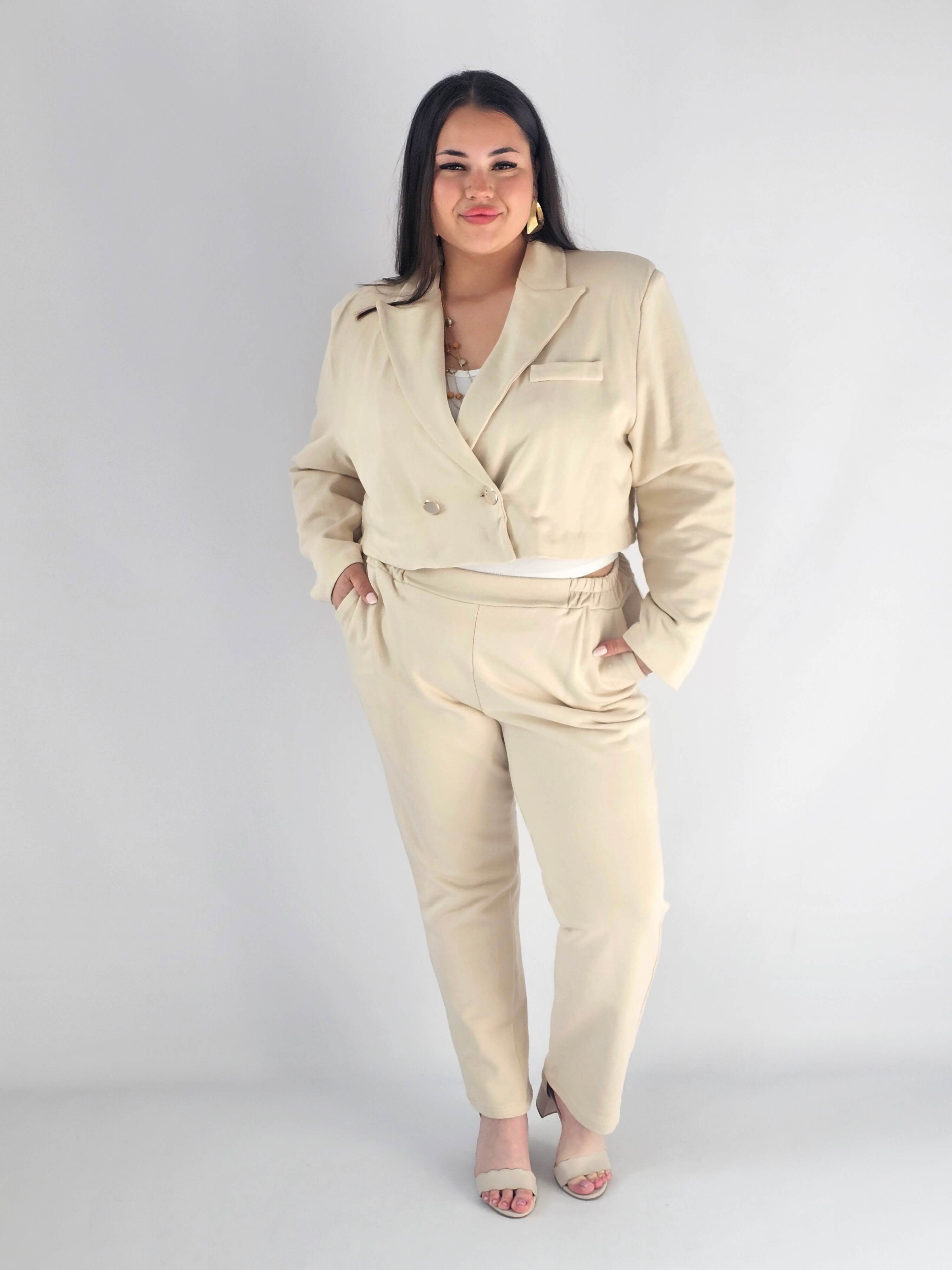 Garnitur plus size z krótką marynarką i spodniami XXL Stylowa XL