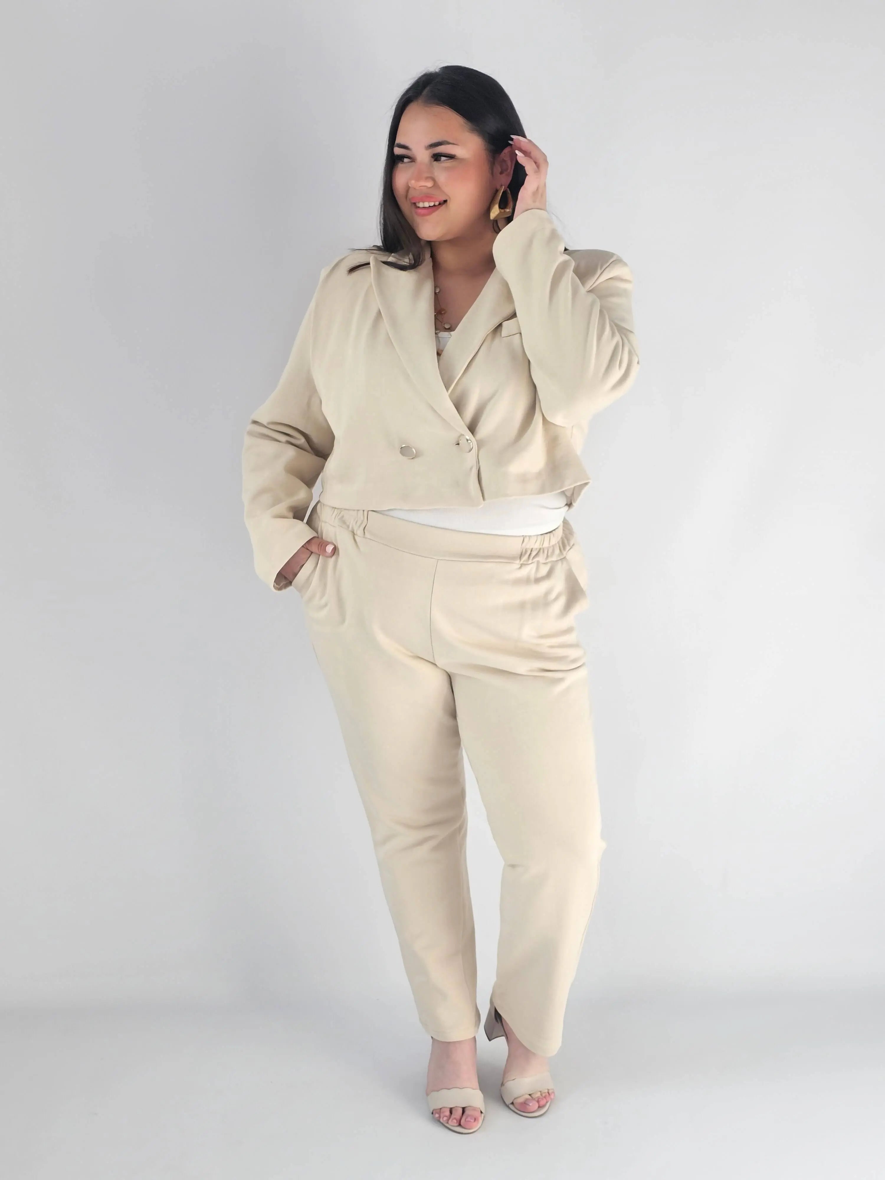 Garnitur plus size z krótką marynarką i spodniami XXL Stylowa XL