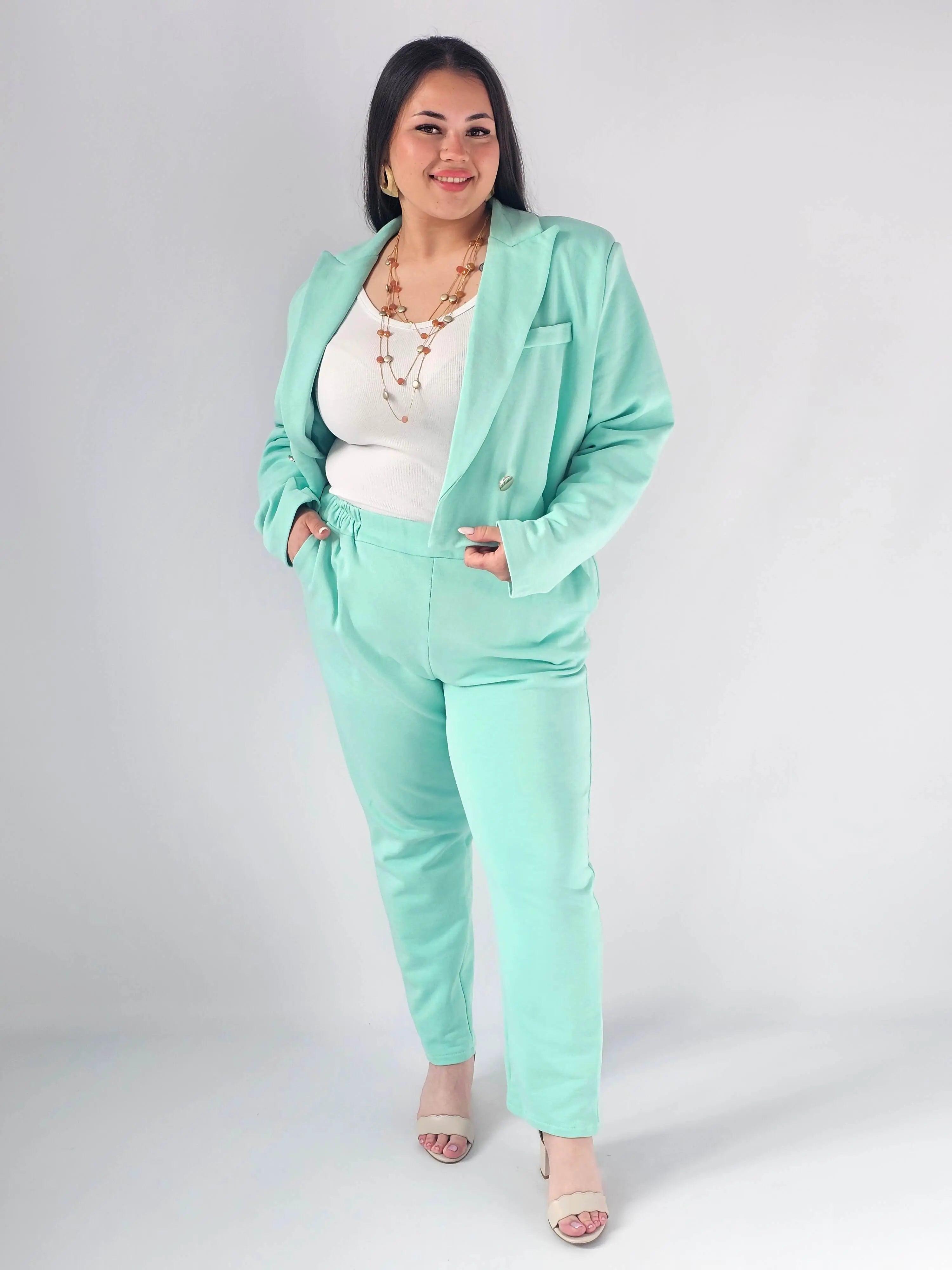 Garnitur plus size z krótką marynarką i spodniami XXL Stylowa XL