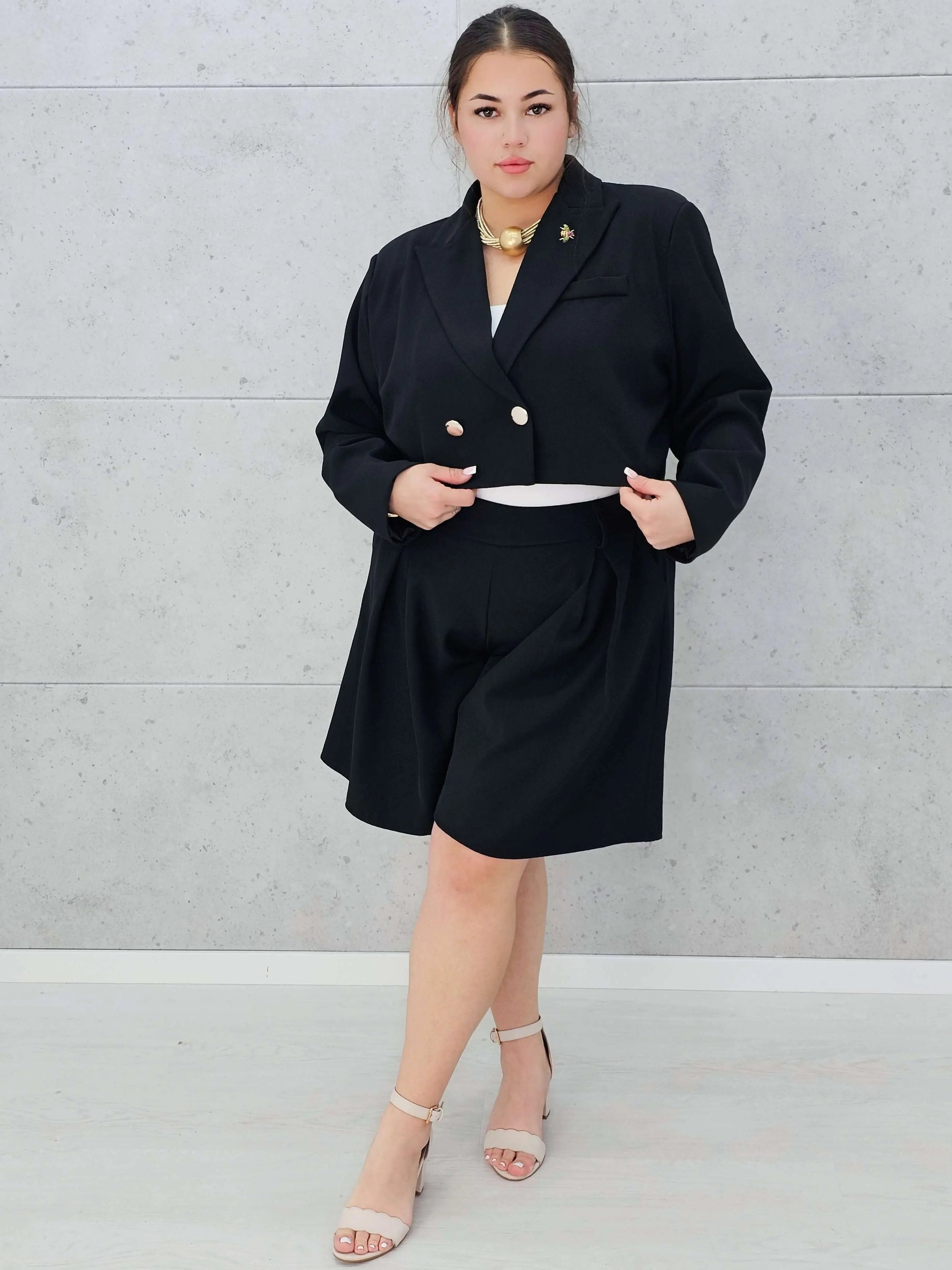 Garniturowy komplet z krótką marynarką i szortami -  w 6 kolorach Stylowa XL