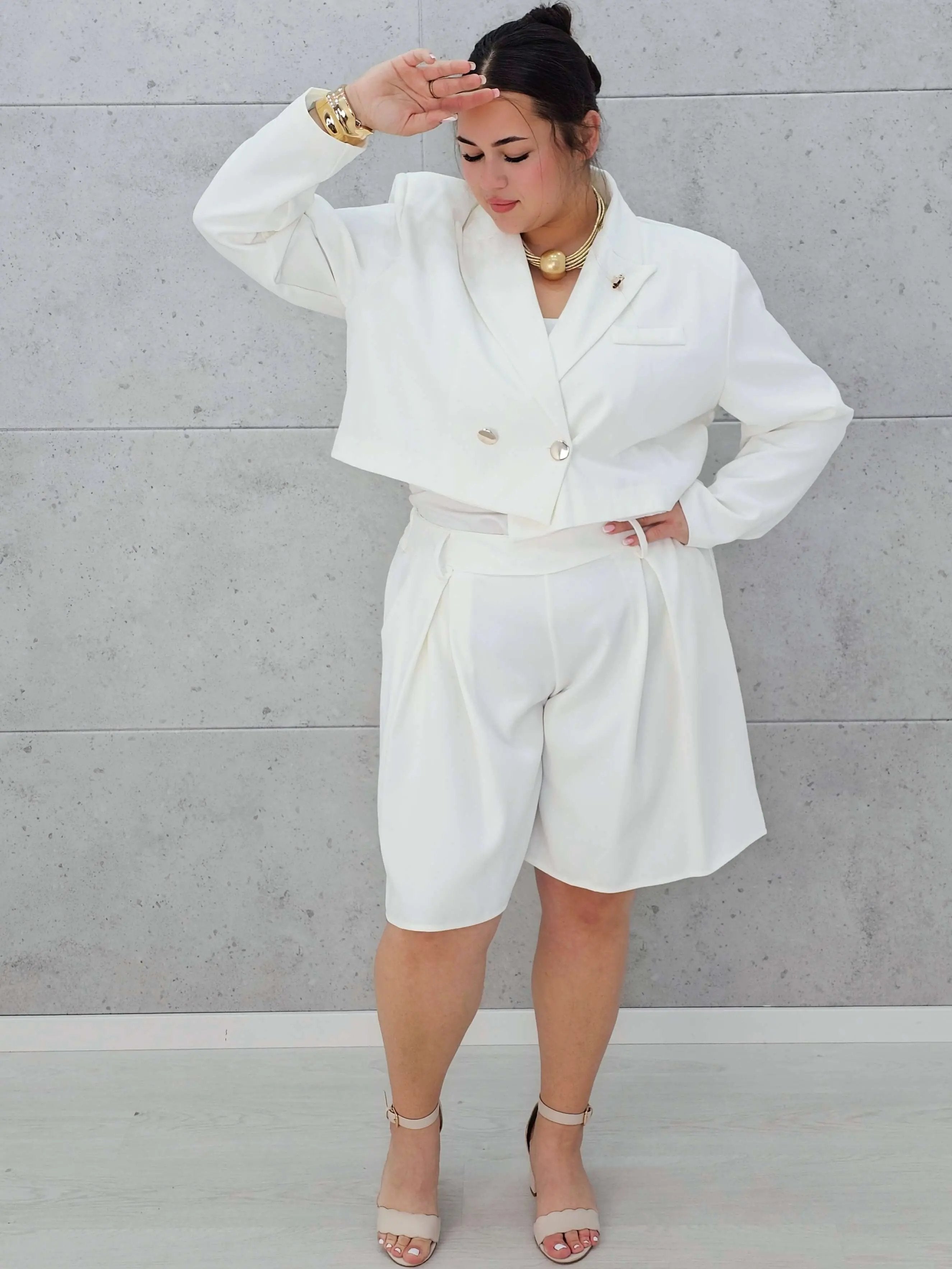 Garniturowy komplet z krótką marynarką i szortami -  w 6 kolorach Stylowa XL