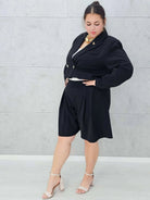 Garniturowy komplet z krótką marynarką i szortami -  w 6 kolorach Stylowa XL