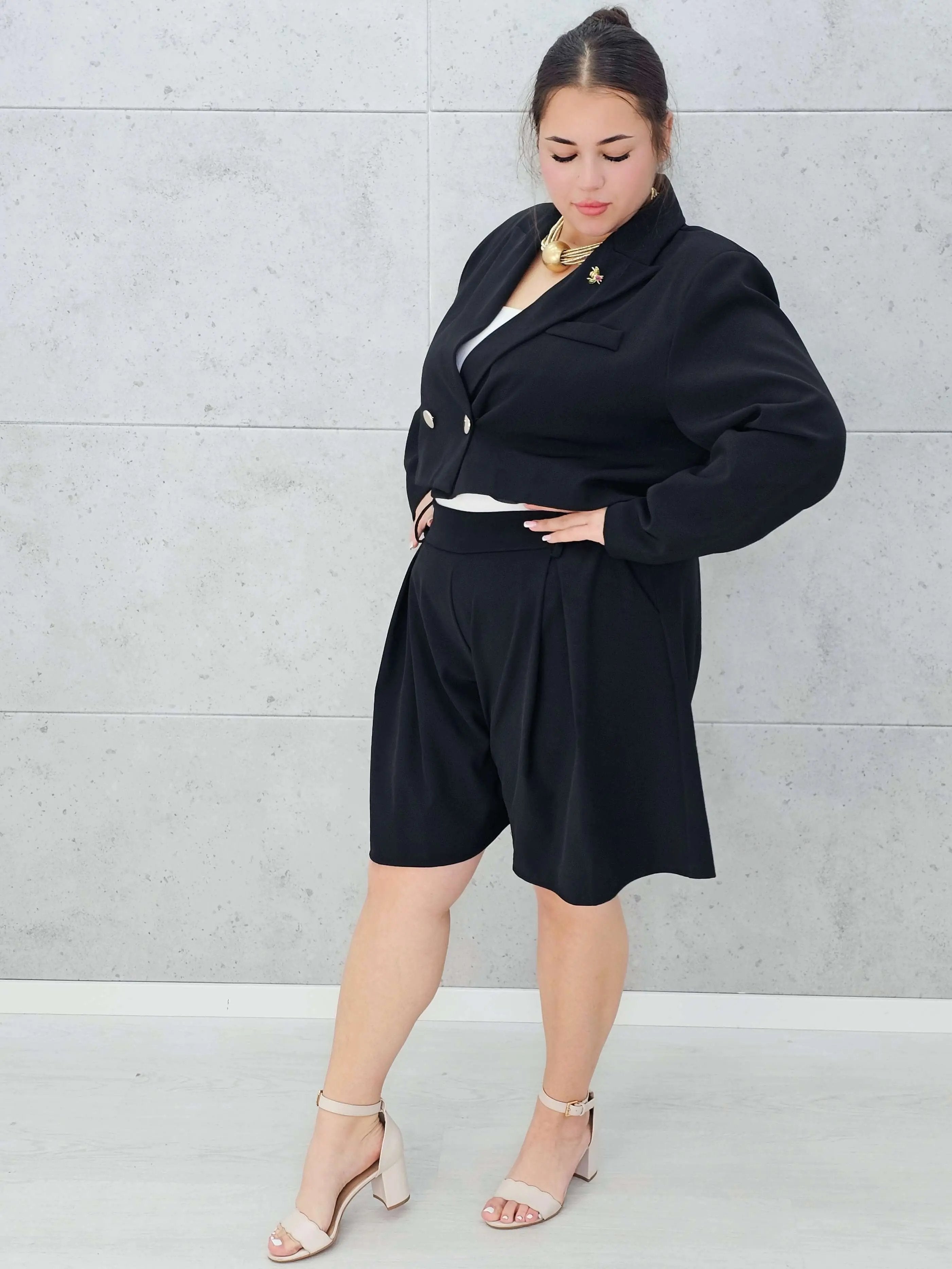 Garniturowy komplet z krótką marynarką i szortami -  w 6 kolorach Stylowa XL