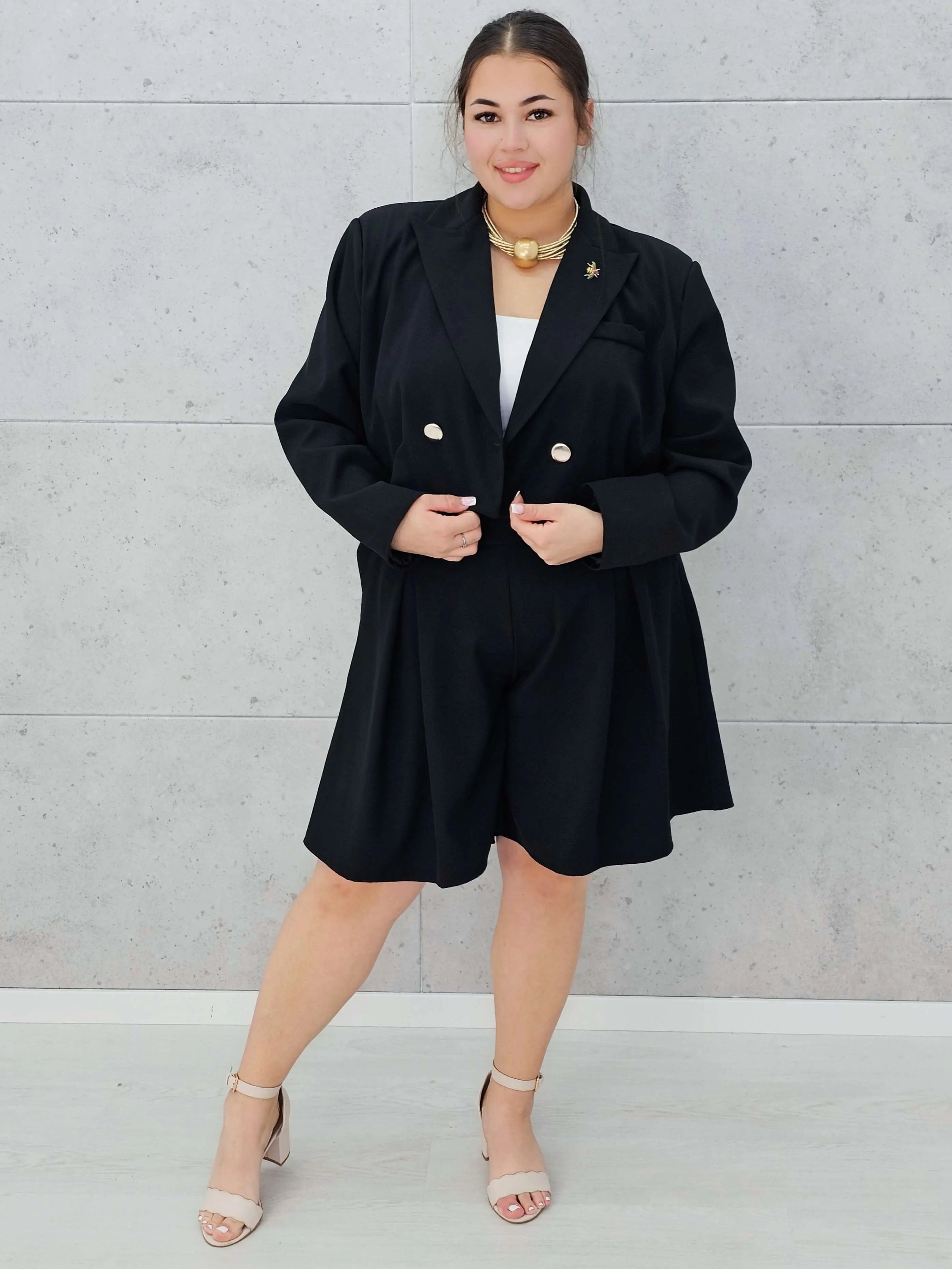 Garniturowy komplet z krótką marynarką i szortami -  w 6 kolorach Stylowa XL