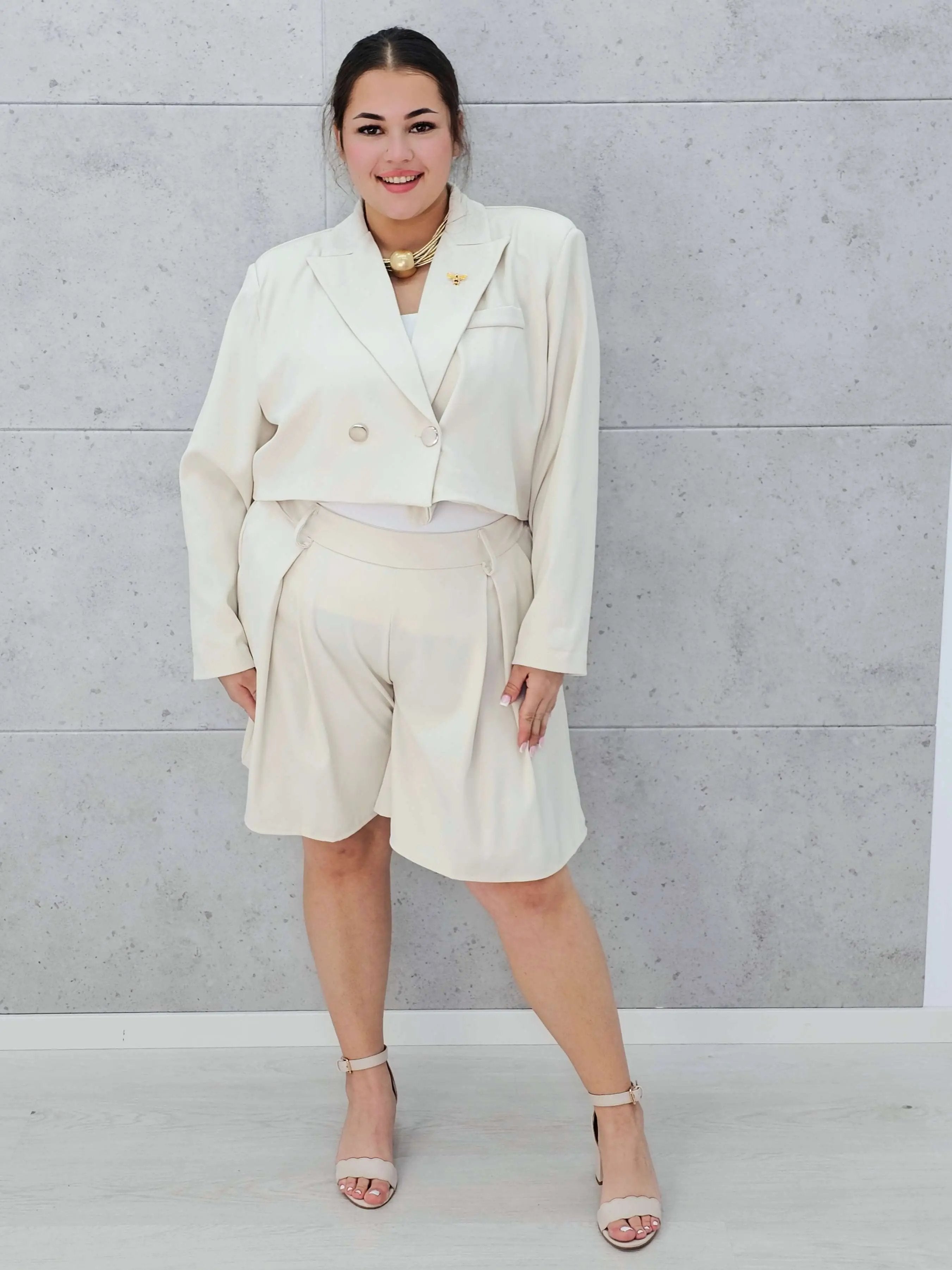 Garniturowy komplet z krótką marynarką i szortami -  w 6 kolorach Stylowa XL