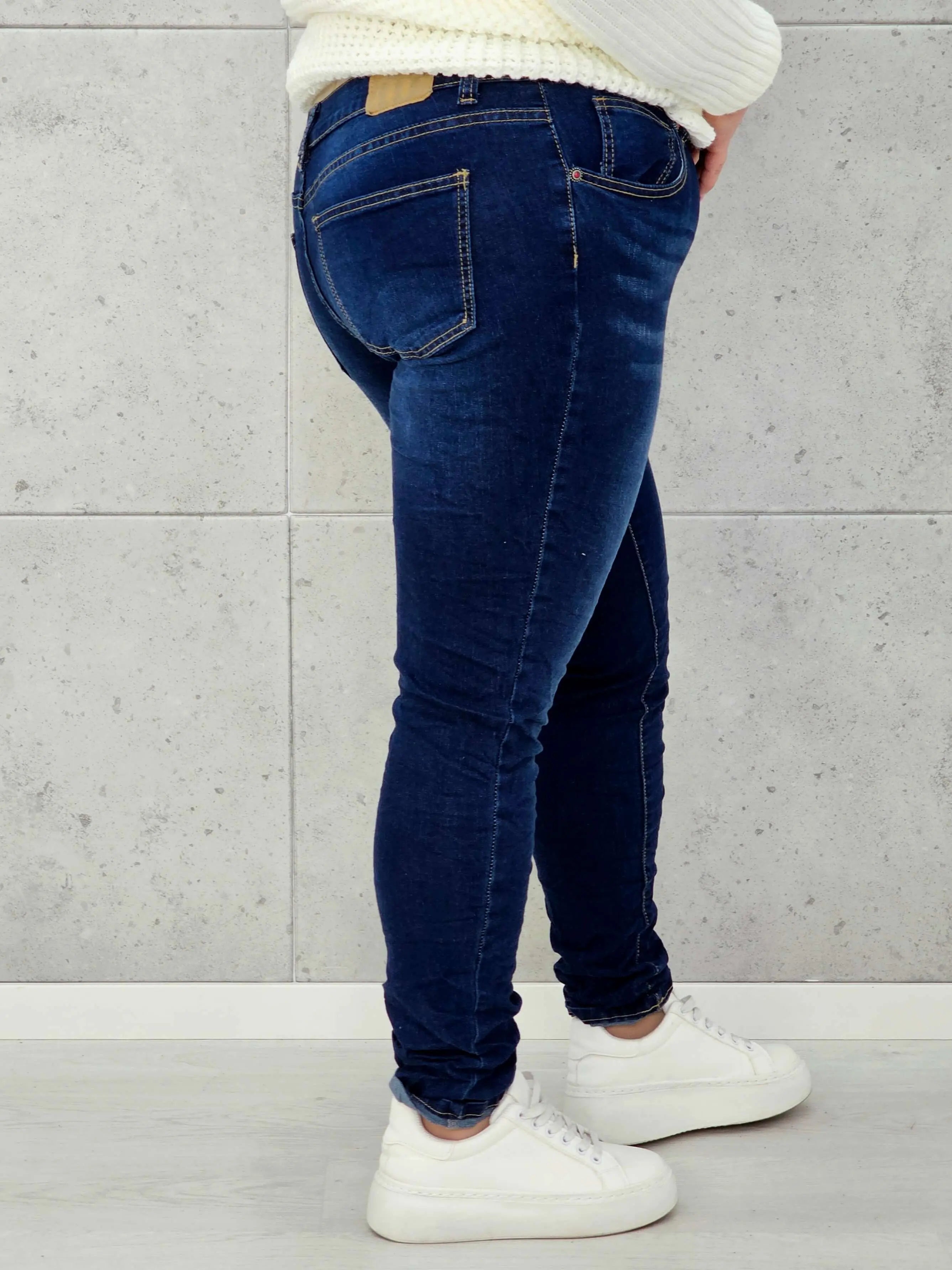 Granatowe jeansy plus size z guzikami – wygodne i modelujące Stylowa XL Stylowa XL