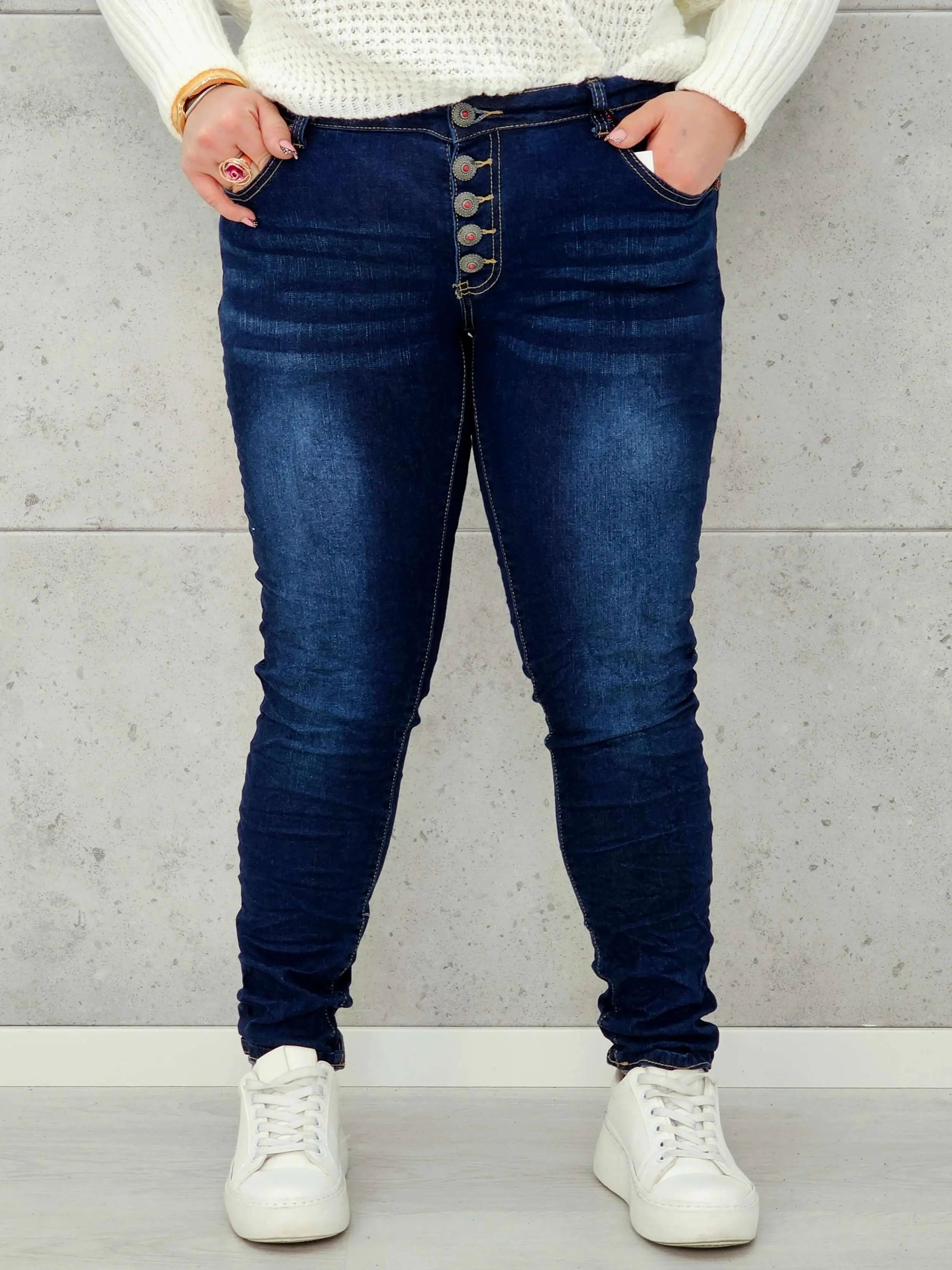 Granatowe jeansy plus size z guzikami – wygodne i modelujące Stylowa XL Stylowa XL