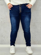Granatowe jeansy plus size z guzikami – wygodne i modelujące Stylowa XL Stylowa XL