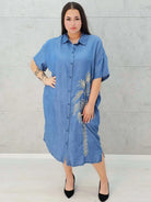 Jeansowa sukienka koszulowa z haftowaną palmą Stylowa XL