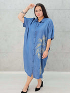 Jeansowa sukienka koszulowa z haftowaną palmą Stylowa XL