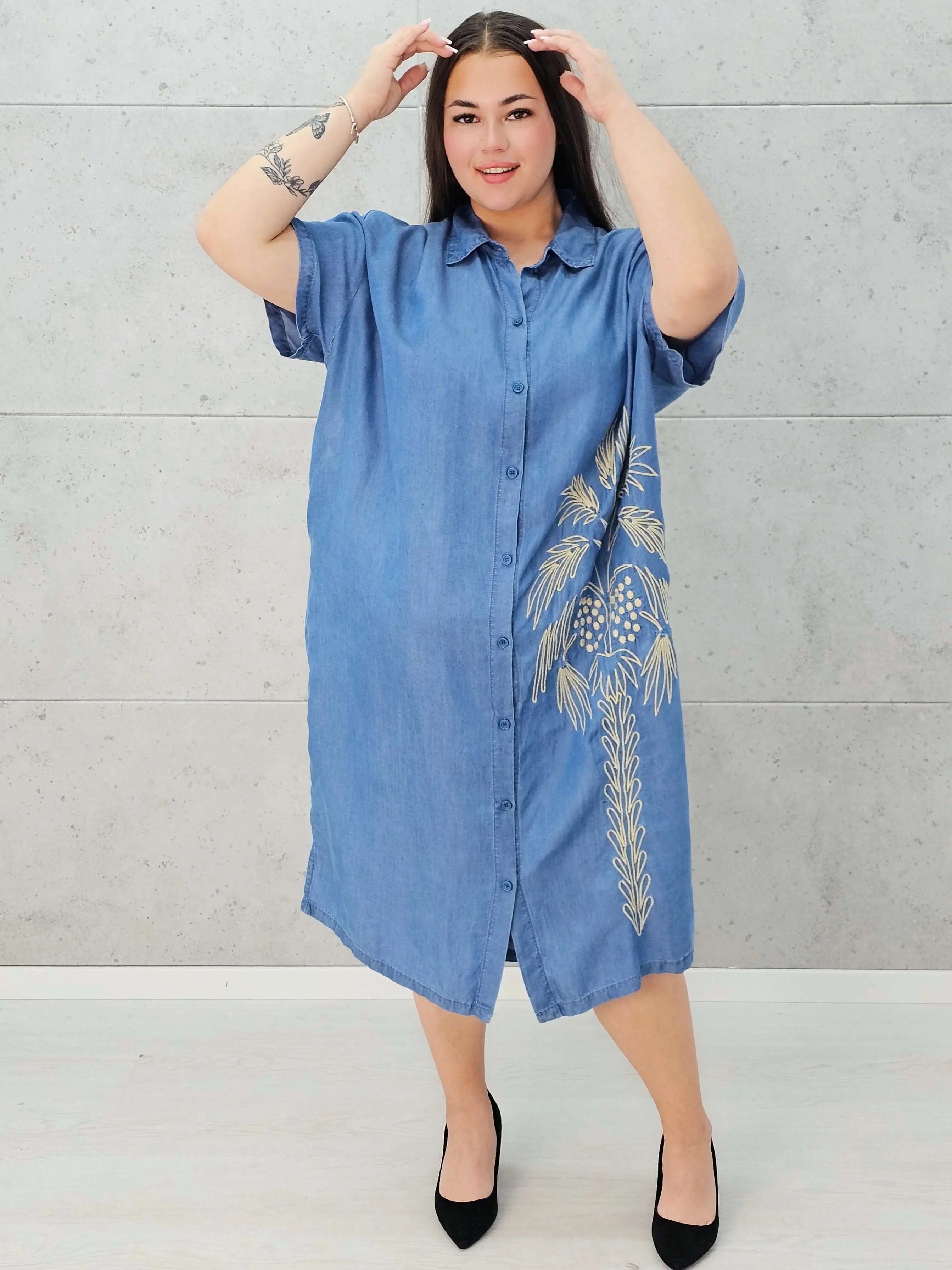Jeansowa sukienka koszulowa z haftowaną palmą Stylowa XL