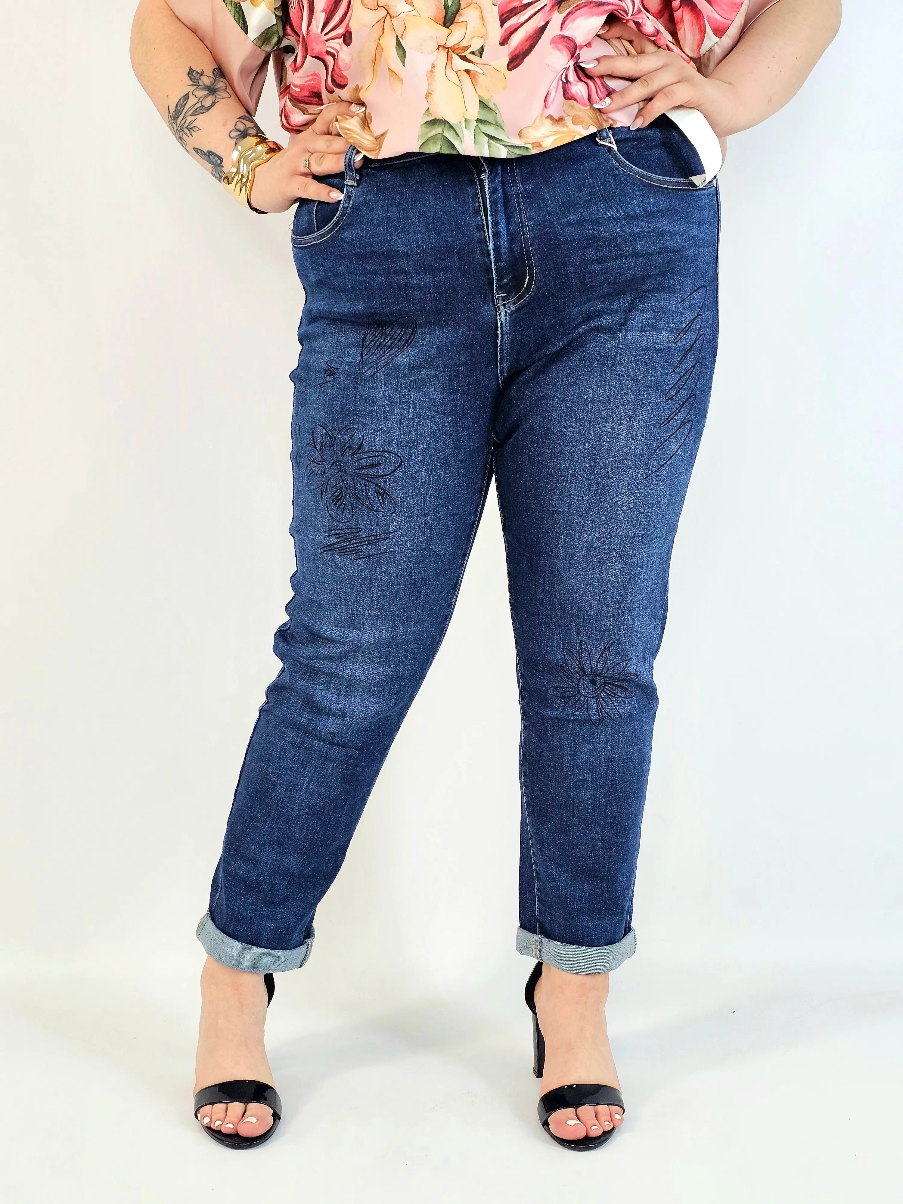 Jeansy plus size G'Smack  mom fit XXL z nadrukiem – granatowy denim Stylowa XL