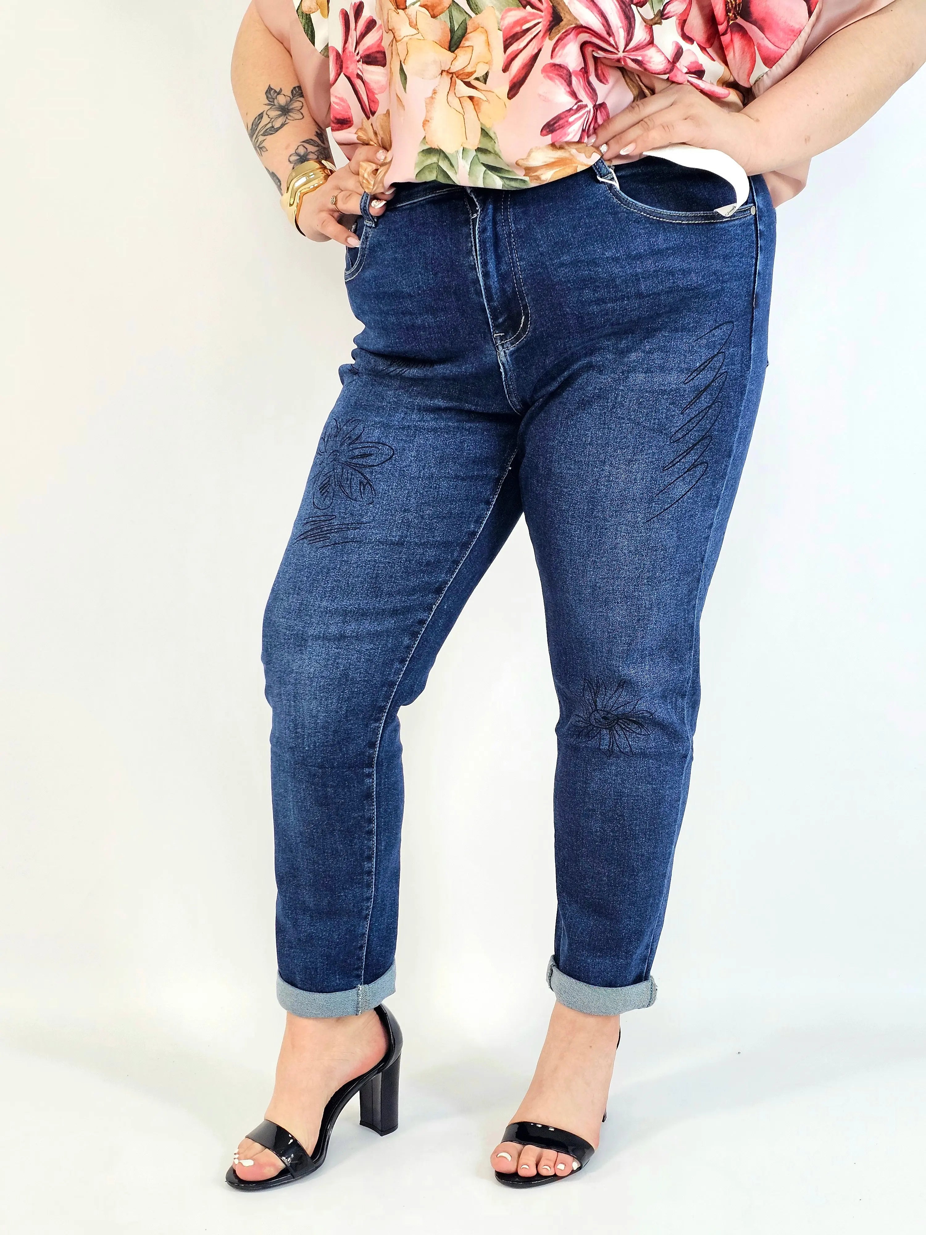 Jeansy plus size G'Smack  mom fit XXL z nadrukiem – granatowy denim Stylowa XL