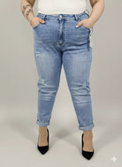 Jeansy plus size mom fit z przetarciami – modne spodnie damskie XXL Stylowa XL