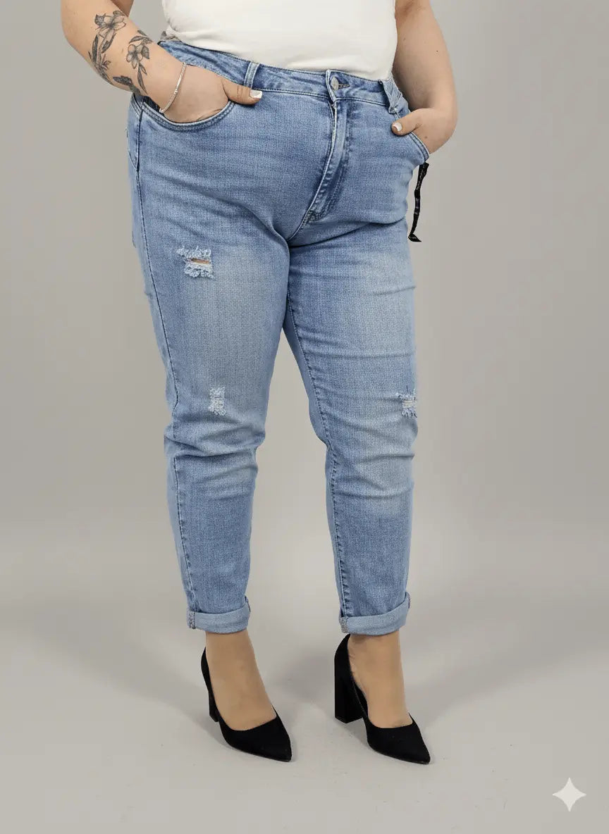 Jeansy plus size mom fit z przetarciami – modne spodnie damskie XXL Stylowa XL