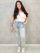 Jeansy plus size z aplikacją misia – jasny denim XXL z urocznym akcentem Stylowa XL