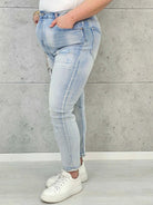 Jeansy plus size z aplikacją misia – jasny denim XXL z urocznym akcentem Stylowa XL